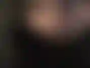 Maîtresse vivian aux cheveux courts, vous taquinant avec de beaux gants en cuir doux que vous aimeriez sentir partout.