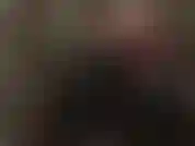 J'adore ma jambe de collant allongée avec des escarpins noirs vernis à semelles rouges.