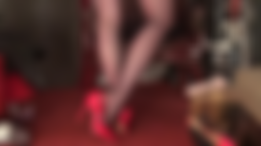 Adoration des talons hauts, fétichisme des pieds, piétinement de bite et cravache - pour le plaisir d'être autorisé à adorer les talons et les pieds de la maîtresse, vous devrez endurer un peu de douleur.