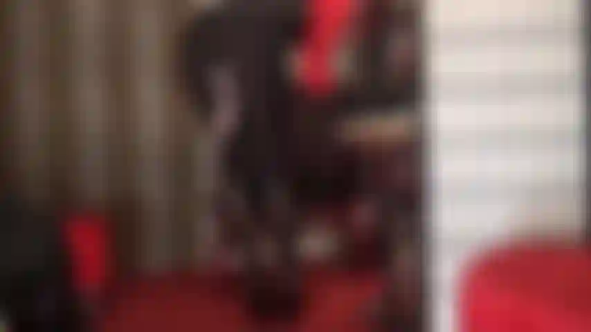 Une maîtresse strapon en leggings en cuir et spandex avec des bottes fétichistes à lacets - n'aimeriez-vous pas avoir sa bite enfoncée dans votre gorge...?