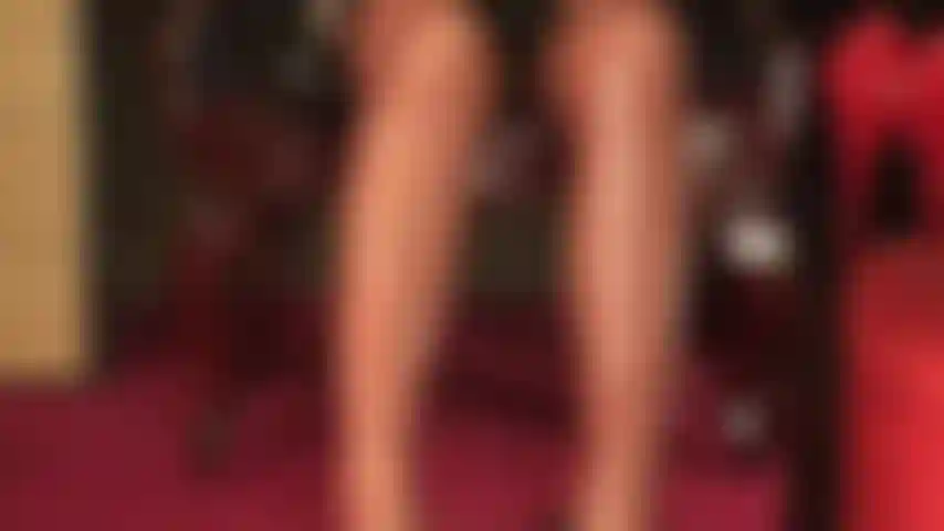 Pieds nus trempés de sueur sortant de bas en caoutchouc. Bois la savoureuse soupe aux pieds en latex de ma maîtresse. Fétichiste des pieds, gummi, fétichiste du latex.