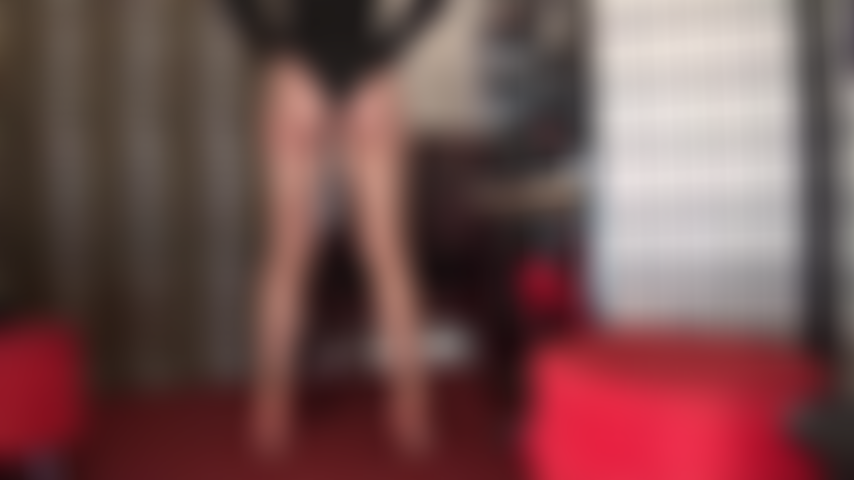 De magnifiques jambes en collants brillants et des talons à lanières - rien ne présente les jambes et les fesses magnifiquement sculptées de la maîtresse vivian dans une paire de bas nylon brillants et un body.