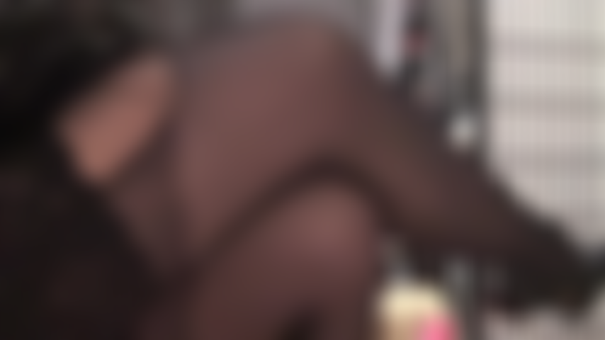 Traquée dans ses bas en dentelle – la simple vue des jambes de sa maîtresse, vêtues de bas, est presque insupportable. Tu jouis rapidement tandis qu'elle glisse ta bite dans ses bas.