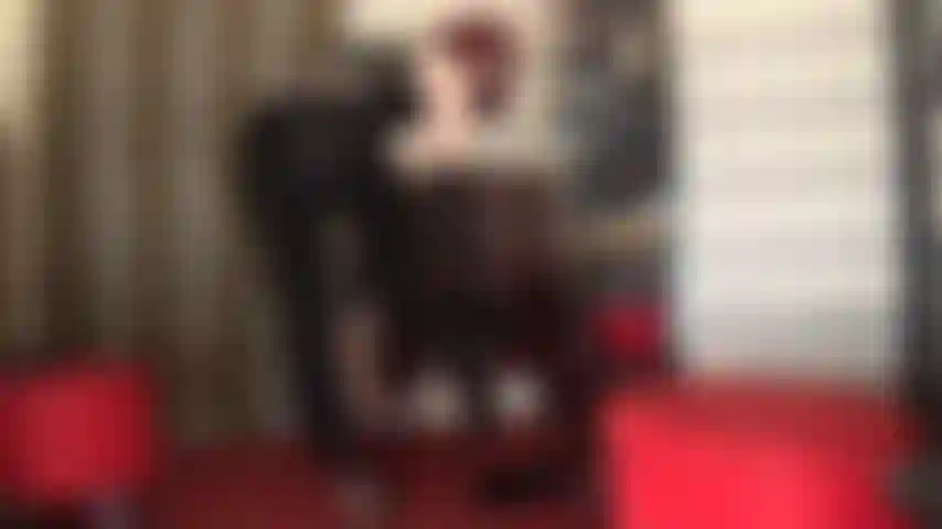 Des courbes sensuelles en collants, du pvc et des bottines brillantes.