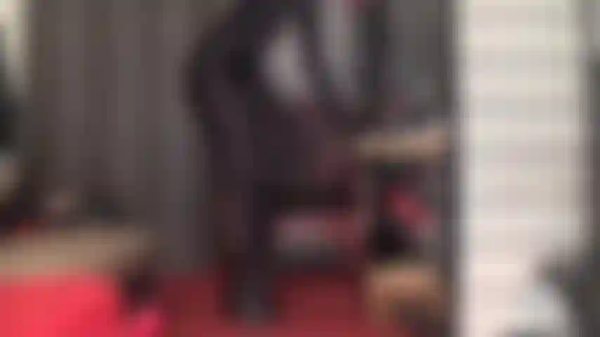 J'adore les courbes parfaites de votre déesse dans une combinaison en spandex brillant et un string en pvc brillant.