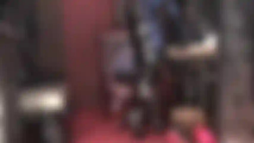 Un fétichisme intense du pvc - habillée de la tête aux pieds en vinyle noir brillant, la maîtresse se livre au fétichisme.