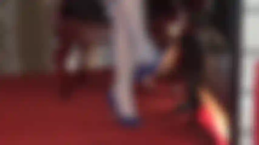 Le bleu est peut-être votre couleur préférée, mais pensez-vous pouvoir supporter la vue des jambes et des pieds de maîtresse vivian dans des bas en nylon bleus qui pendent et laissent tomber des escarpins bleus brillants ?!