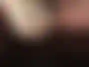 Gants en latex blanc sur un strapon stryker - la maîtresse trait doucement chaque goutte de sperme de cette bite glissante et lubrifiée.