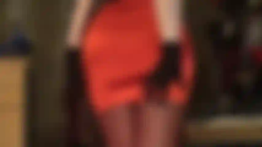 J'adore la jupe en satin rouge brillant et les collants brillants.