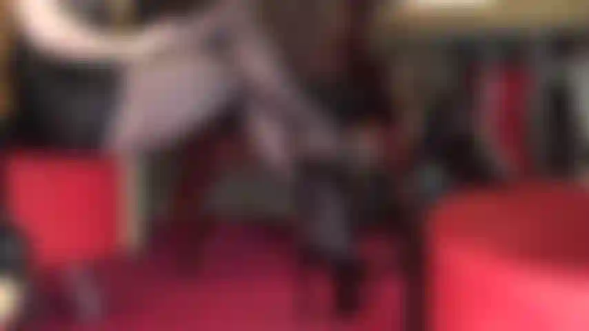 Un gode éjacule coincé entre mes jambes en collants. Maîtresse vivian trait la bite et utilise du lubrifiant jusqu'à ce que toutes ses magnifiques jambes soient recouvertes.