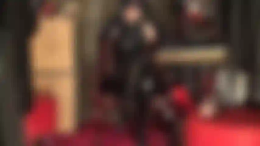 Fétichiste du masque - maîtresse vivian essaie 2 masques différents, l'un en nylon noir transparent, l'autre en spandex avec les yeux ouverts.