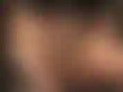 Les belles courbes de la maîtresse du culte dans des collants beiges brillants, caressées par de longs gants en cuir noir, la maîtresse taquine avec le gousset du collant et le string sexy en dessous.