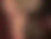 Des semelles de pieds sexy et ridées dans des collants extra-transparents marron foncé brillant.