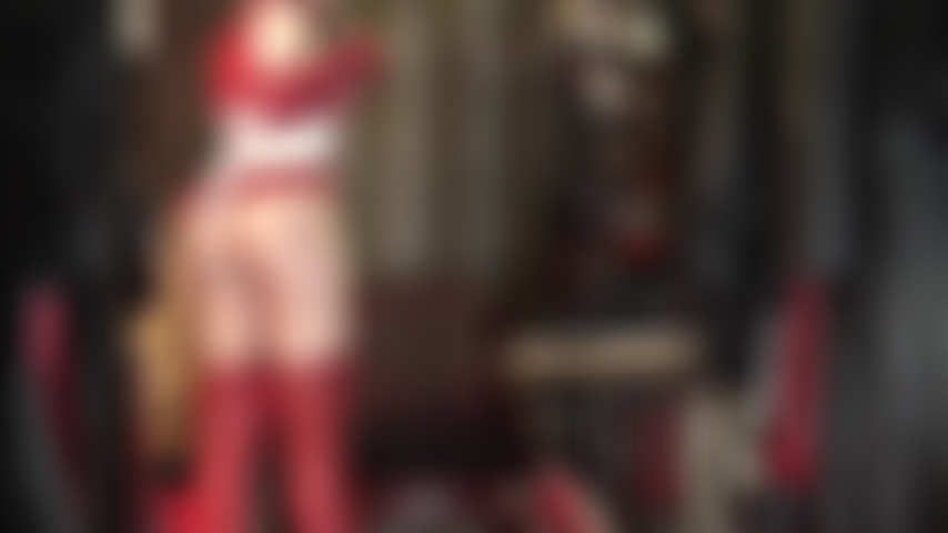 Une culotte en satin rose brillant avec un dos nu sur des collants nude brillants sont votre plus grande faiblesse !