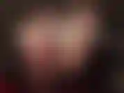 Maîtresse vivian caresse sa grosse bite blanche tout en montrant ses pieds nus sexy.