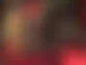 Branle-le bien pour la maîtresse debout jambes croisées et cul.