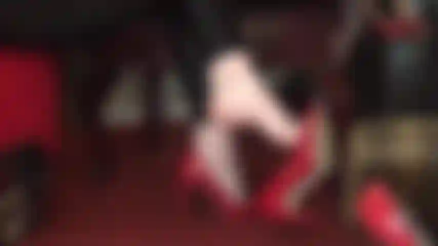 Pieds nus en talons, pendante, trempant mes chaussures - une allumeuse fétichiste des pieds par excellence.