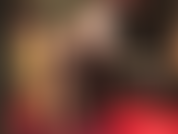 Des collants brillants avec des bas en dentelle à coutures et un strapon noir - domination du strapon taquine en soutien-gorge et culotte avec des couches de nylon brillant et une grosse bite noire.