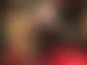 Des collants brillants avec des bas en dentelle à coutures et un strapon noir - domination du strapon taquine en soutien-gorge et culotte avec des couches de nylon brillant et une grosse bite noire.