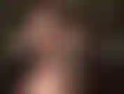 Renifle mes pieds nus. Maîtresse frotte son pied savoureux et moite sur ton visage et le pousse dans ta bouche.