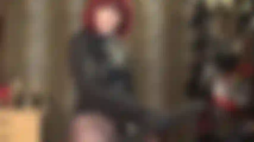 La déesse du cuir s'amuse à enfoncer son énorme gode ceinture noir dans ton trou du cul serré et affamé de bite.