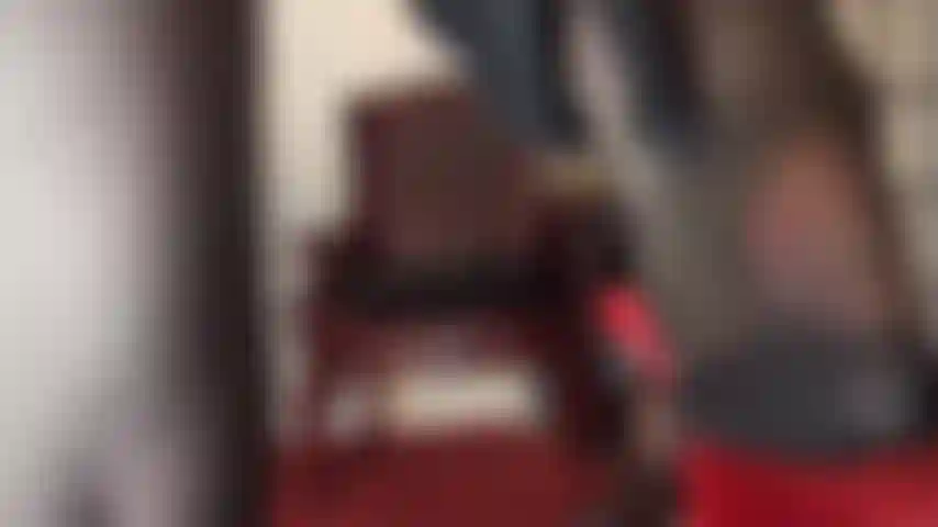 De délicieux pieds en collants, un culte des talons hauts et des jeux de crachats.