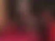 Maîtresse vivian, la reine pendante, exécutant un jeu de chaussures sexy avec une escarpin à plateforme rouge brillant et des bas en nylon noirs.