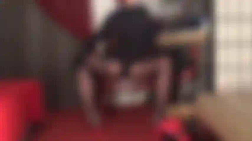 Des bas noirs à coutures et des jarretières - maîtresse vivian sait que votre plus grande faiblesse sont les bas. Les bas soyeux sur les longues jambes de maîtresse, les coutures menant au porte-jarretelles encadrant parfaitement ses fesses rondes, les bretelles des jarretières jouées avec... Quelle allumeuse.