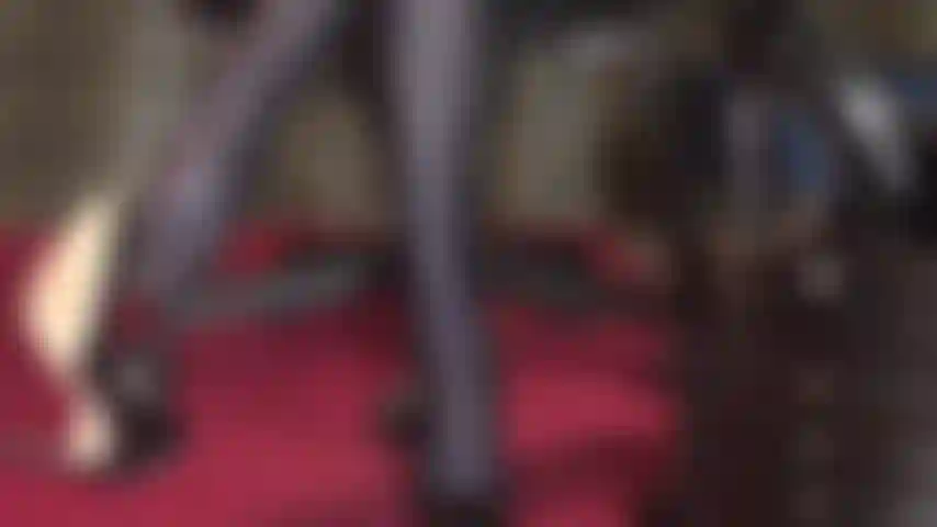 Je joue avec des chaussures, je suis fétichiste des talons qui pendent et qui tombent - la maîtresse vivian laisse tomber une paire d'escarpins en cuir encore et encore, la ramassant avec ses orteils.