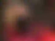 Une maîtresse en latex sexy ! Une maîtresse en jupe moulante en latex et en bottes hautes à plateforme sexy qui taquine votre bite avec son incroyable cul habillé de caoutchouc... À quel point as-tu envie de glisser en dessous... ?