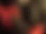 Tout en cuir, énorme strapon noir et beaucoup de crachats sur des gants en cuir rouge.