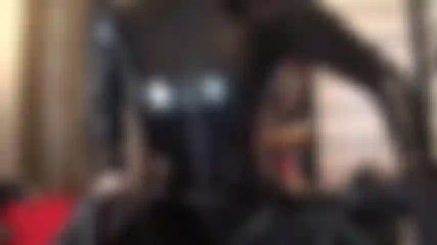 Une combinaison fétichiste moulante en vinyle noir – des bottes hautes jusqu'aux genoux, associées à une combinaison en pvc brillant – c'est ce qui vous excite vraiment. Vous avez envie de vous frotter partout.