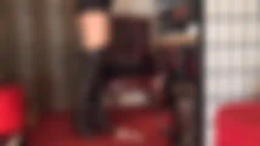 Ta bite d'esclave doit être punie avec les bottes en cuir de la maîtresse, en la frappant et en la piétinant.