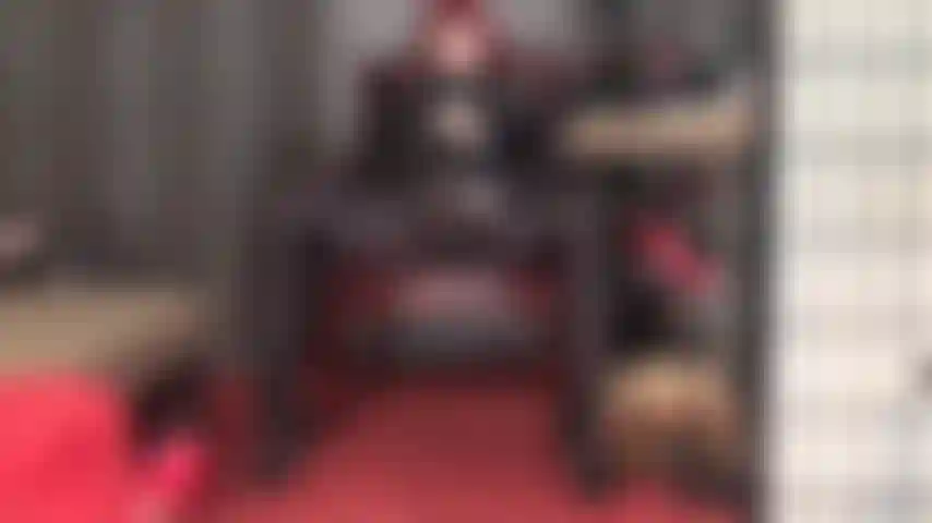 Ton amour pour les bites de ta maîtresse est indéniable. Vêtue d'une combinaison en spandex et de gants, elle te fait baver à la vue de ce délicieux trio de bites devant toi.