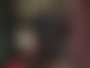 Une maîtresse en pvc brillant avec une énorme bbc.