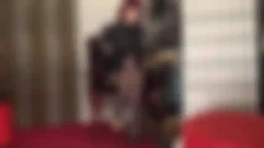 Maîtresse draine le sperme de tes couilles, trayant ta bite avec des gants en cuir.