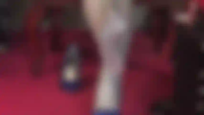 Collants gris brillants - adoration des pieds et des talons hauts en nylon gris et jolis escarpins bleus.