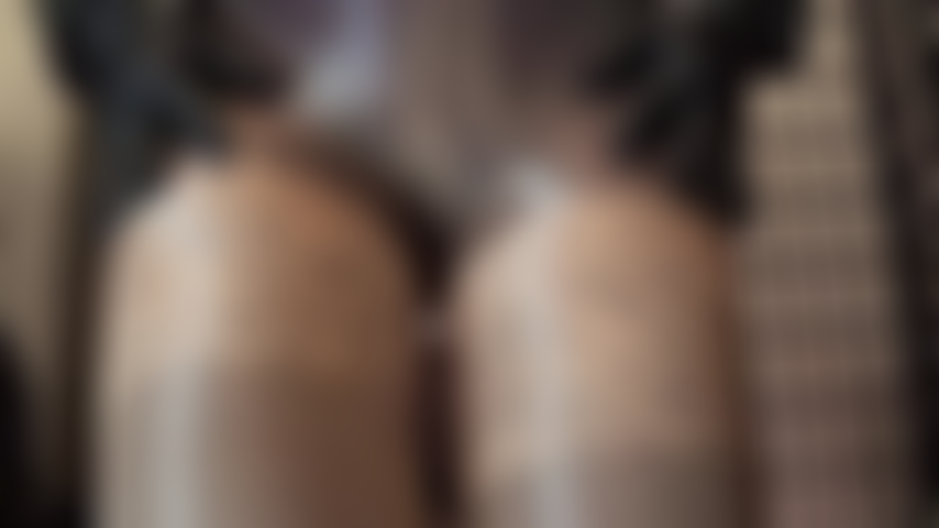 Attachée par une bite noire géante dans une gaine en nylon ; sa bite massive semble encore plus vicieuse vêtue d'un bas rouge. Maîtresse veut que tu sois rempli au maximum. Elle te penche en premier et enfonce sa grosse bite noire profondément dans ta chatte d'homme pour faire de la place à sa jambe en nylon.