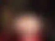 Tu aimes les pieds et le cul. Maîtresse montre son beau cul courbé et ses jolis pieds nus.