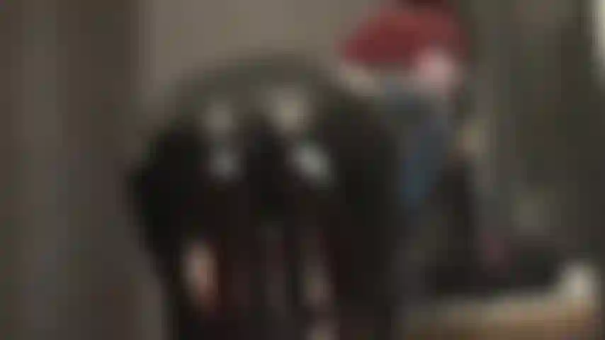 En pvc, combinaison, assise sur le visage, jeux de crachats. Ma maîtresse vous fait embrasser son cul parfait dans une combinaison en pvc noir lisse. Elle aime aussi cracher directement dans votre bouche tout en vous serrant le cou.