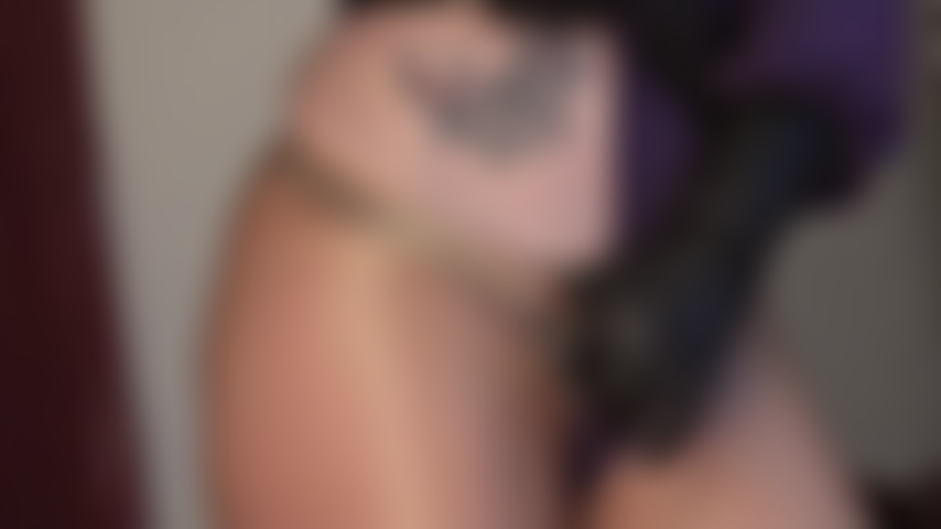 J'adore les tatouages et j'aime les petites culottes sous les collants : tellement sexy, tellement intime, tellement près. Profitez-en !