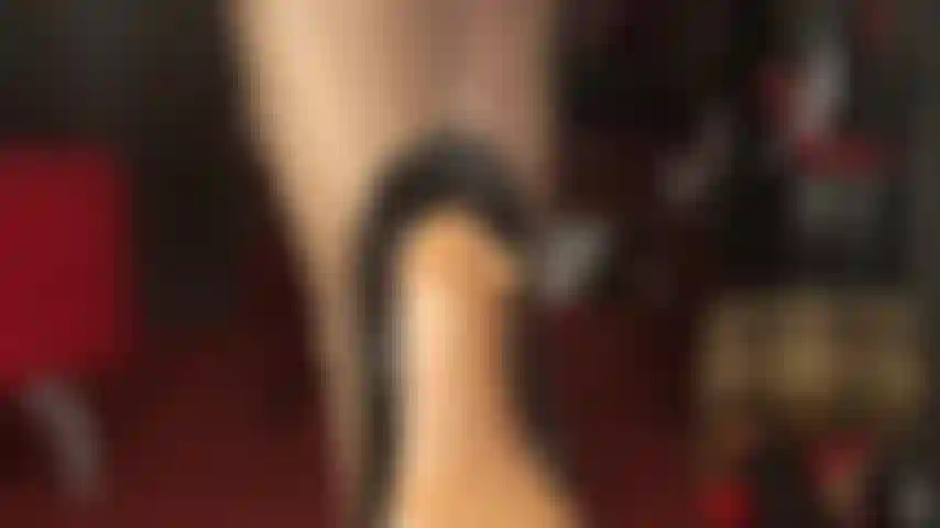 Esclave à talons hauts. Maîtresse vivian vous fait vivre sous ses talons. Vous veillerez à les garder impeccables, en utilisant seulement votre langue pour les nettoyer minutieusement. Pour vous témoigner sa gratitude, maîtresse utilise ces talons pour vous donner un coup de pied au visage.