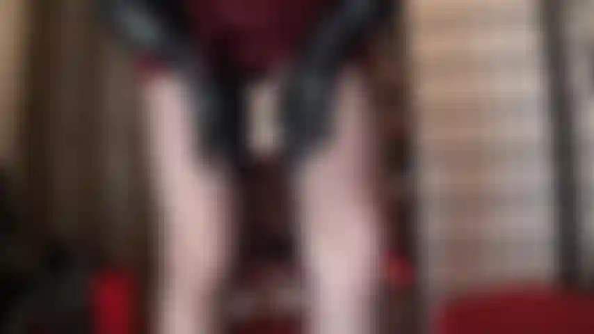 Un collant transparent marron foncé qui taquine - son collant de contrôle avec 2 lignes de culotte attire votre attention sur le cul sexy et les cuisses séduisantes de la maîtresse.