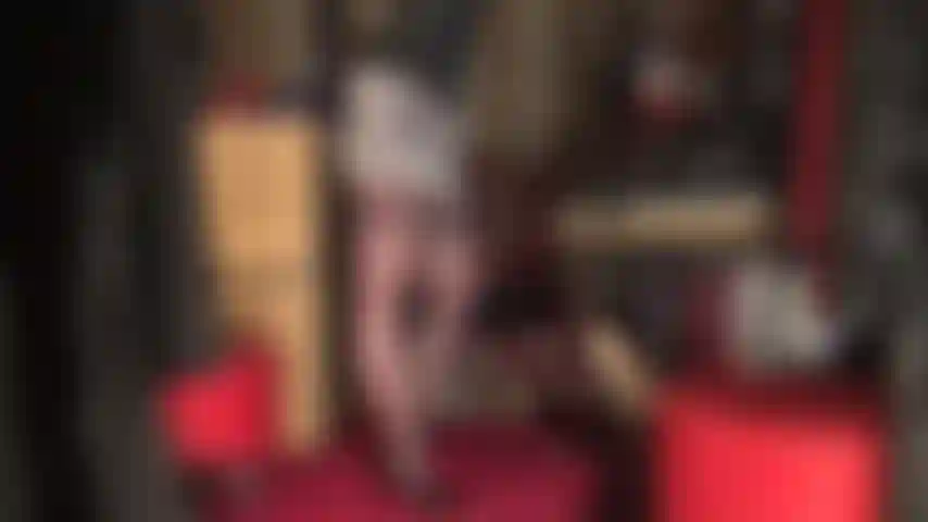 Une merveilleuse allumeuse en collants à motifs - avec une découpe en forme de cœur sur les fesses et des jambes de bas à coutures, ces bas sont parfaitement associés à un corset en cuir, des talons aiguilles et une mini-jupe en satin argenté.