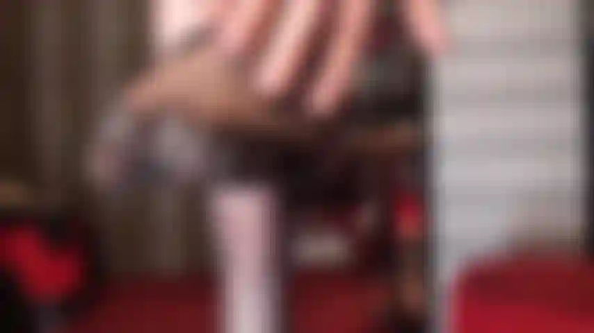 Des bas noirs vintage entièrement façonnés taquinent - associés à un string rouge, la maîtresse taquine avec ces merveilleux bas de nylon soyeux, son cul et ses pieds.