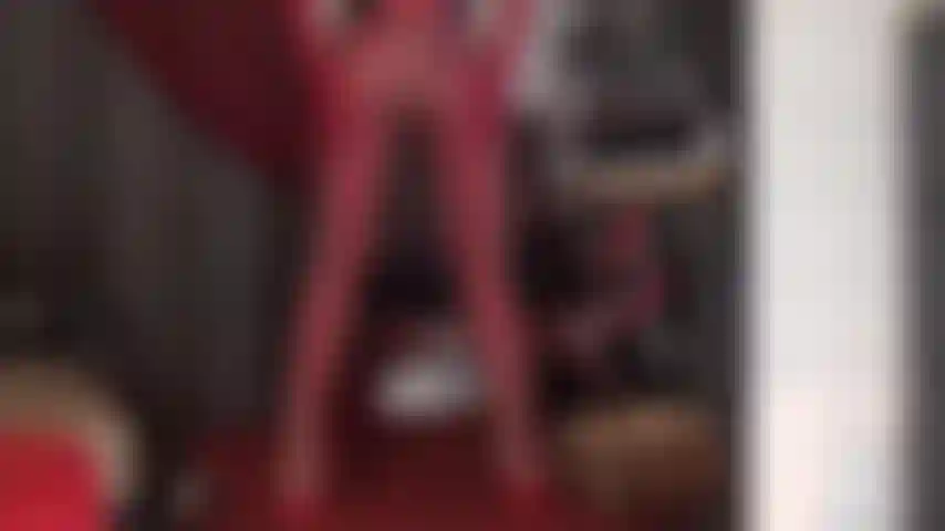 Peux-tu supporter autant de brillance ? Maîtresse vivian taquine dans des couches de nylon extrêmement brillantes.