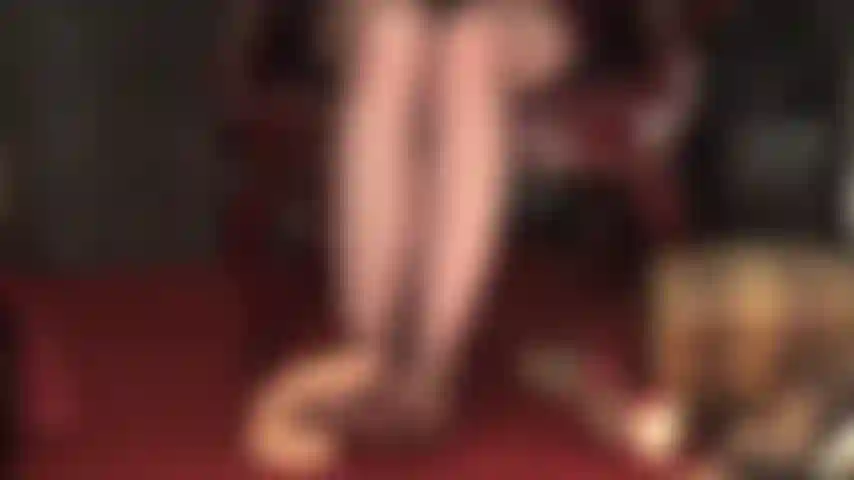 Les pieds, les jambes et les cuisses de maîtresse vivian sont désirés par tant de bites... Maîtresse les trait toutes !