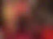 Les jambes et le cul parfaits de la maîtresse du culte dans des collants brillants et des shorts serrés en satin rouge chaud, portant son énorme strapon noir pour vous attacher.