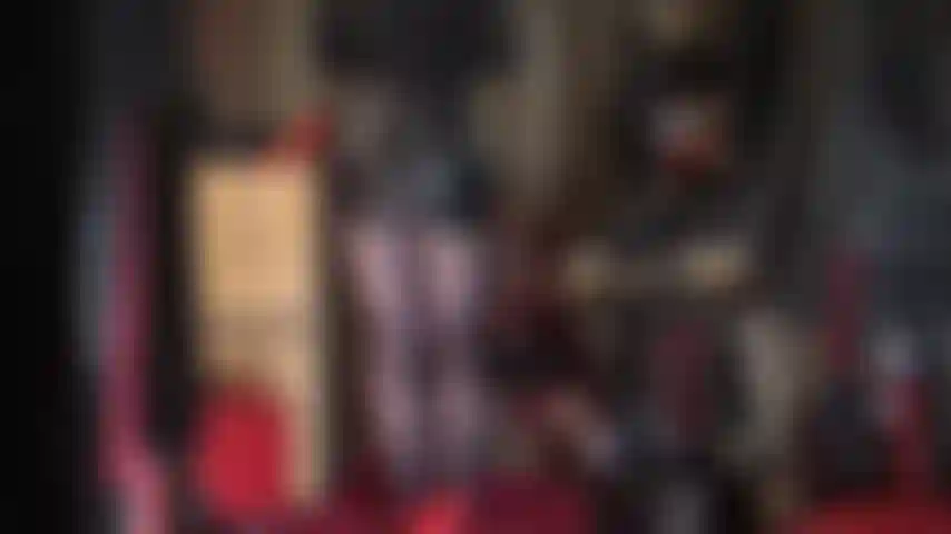 Une jupe en cuir sexy et des collants bleu marine foncé brillants.