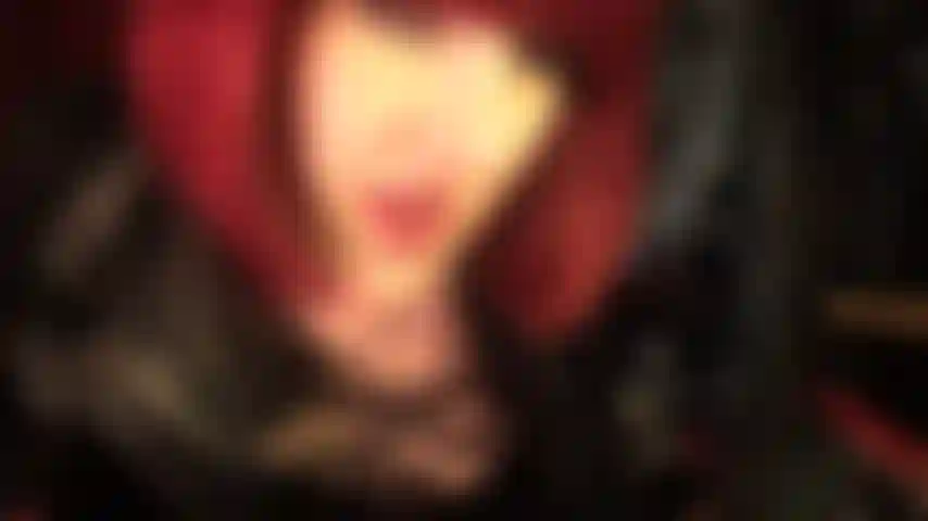 La salive coule des lèvres rouges et chaudes de la langue humide de la maîtresse.